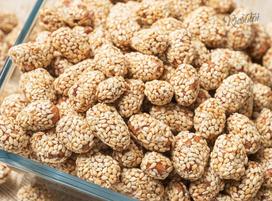 Kepinti karamelizuoti žemės riešutai su sezamo sėklomis, 1 kg