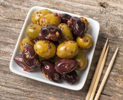 Kalamata ir žaliųjų alyvuogių mišinys su raudonėliu ir aitriomis paprikomis, 250 g