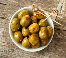 Žaliosios alyvuogės su raudonėliu ir aitriosiomis paprikomis, 250 g