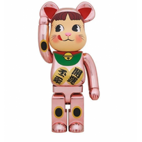         Interjero detalė Bearbrick Maneki Neko Peko-chan 400%        