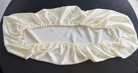 Šilkinė paklodė su guma kūdikiui kreminė 120x60x10 cm