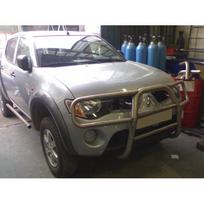 Priekinio bamperio apsauginė juosta/ lankas su galinių žibintų grotelės MITSUBISHI L200 (2006-2014)