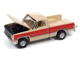 PRE-ORD3R Auto World Modeliukas 1987 Chevrolet Silverado 10 Fleetside, tan body color with bright red center sides