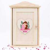 Medinė raktų dėžutė "Šių namų širdis - MAMA"