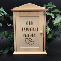 Medinė raktų dėžutė "Čia gyvena meilė"