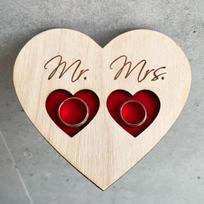 Medinis graviruotas padėkliukas vestuviniams žiedams "Mr ir Mrs"
