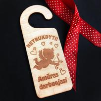 Pakabinama medinė lentelė ant durų "Amūras darbuojasi"