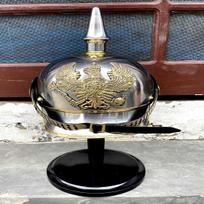 Vokiškas „Iron Prussian Pickelhaube“ šalmas spygliuotas viduramžių šalmas su nemokamu mediniu stendu