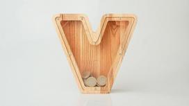 Medinė taupyklė raidė "V"
