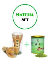 MATCHA RINKINYS - Matcha žaliosios arbatos milteliai, 80g + Bambukinė šluotelė (chasen).