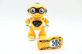 Nuotoliniu būdu valdomas šokantis robotas