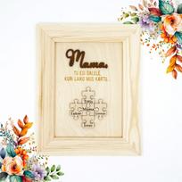 Personalizuotas medinis rėmelis "Mama, tu esi dalelė, kuri laiko mus kartu" (su pasirinktais vardais)