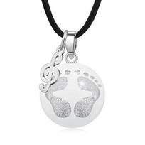 Nėštukės bola su pėdų atspaudu ir muzikos nata white