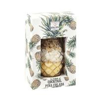 Ananaso formos stiklinė kokteiliui su ingredientais pina colada paruošimui