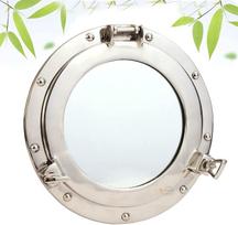 Sidabrinis aliuminio nikeliu dengtas laivo iliuminatoriaus langas, pakabinamas ant sienos white