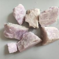 Natūralūs kunzito kvarco krištoliniai spodumene neapdoroti mineraliniai akmenys gydantis dekoras natūralūs akmenys ir mineralai 2-4cm