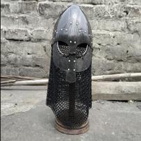 Viduramžių vikingų kario šalmas, paruoštas mūšiui Normanų šalmas Rankomis kaltinis plieninis šalmas su grandininiu paštu Nosies skandinavų šalmas Dovanų elementai