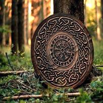 Skydas vikingų skandinavų viduramžių medinis raižinys, apvali keltų ornamento mūšio ranka