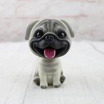Mopsas Galvos Purtytuvas Automobilio Prietaisų Skydelio Žaislai Animacinis Šuniukas Šunelio Figūrėlės Automobilio Papuošalai Galvos Purtytuvas Žaislas Automobilio Aksesuarai Salono Auto Dekoras 01