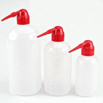 250 ml dozavimo buteliukas su lenktu aplikatoriumi – talpykla skysčiams dozuoti