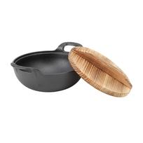 Ketaus Wok su 2 rankenomis mediniu dangteliu keptuvė plokščiu pagrindu, nepadengta, skirta kepimui ant grotelių garams A 20cm / 7.9in