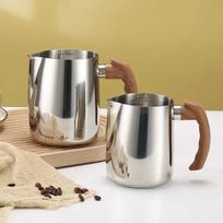 600/900ML Milk Frothing Pitcher with Precise Scale Wooden Handle Dripless Spout Stainless Steel Latte Coffee Cup Coffeeware 600ML sidabras