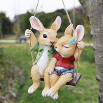 Sodo triušių statulos, kiemo dekoracijos, triušių mylėtojo dervos zuikių figūrėlės, kabančios ant medžio vejai
