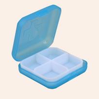 Plastikinis organizatorius su 4 skyriais 65x65x21mm - mėlynas uždaras indelis