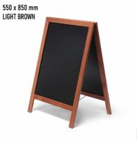 Medinis stendas su juoda kreidine lenta 550 x 825mm, rudas rėmas