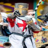 Templierių riterio šarvų šalmas su masonų žalvariniu kryžiumi - Sidabrinės apdailos Cosplay šarvai nemokamas medinis stovas