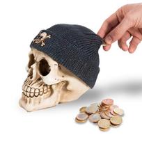 Kaukolės formos kiaulė su juoda piratų kepure