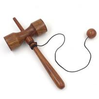 Medinė kendama – japoniškas įgūdžių žaidimas paaugliams ir suaugusiems