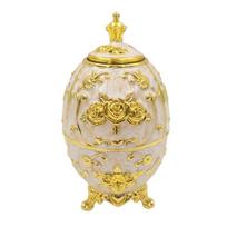 Balta ir auksinė Fabergé kiaušinio replika su rožių motyvu – elegantiška dovana