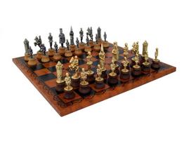 Metaliniai/ mediniai šachmatai CAMELOT su dirbtinės odos žaidimo lenta
