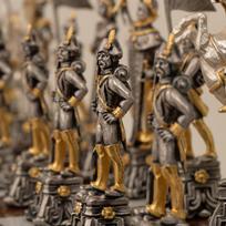 Napoleonas VS Dimitrijus: meniški ypatingos prabangos šachmatai