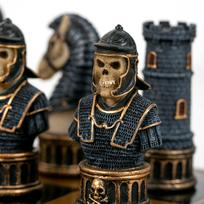 SKELETAI: unikalūs rankomis spalvinti šachmatai su odos pakaitalo žaidimo lenta