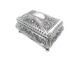 Sidabrinė metalinė papuošalų dėžutė su ornamentais – elegantiška dovana