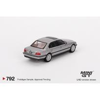 Mini GT Modeliukas 1/64 2000 BMW E38 750 IL, aspen silver metallic (yra Sandėlyje)