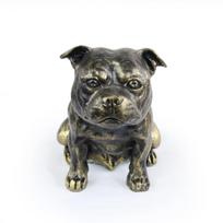 Stafordšyro bulterjeras, Staffy - šuns statula, sėdimas šuo prie stalo, šunų mylėtojo svetainės puošmena Art-Dog ruda