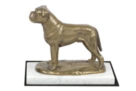 Bulmastifas - šuns figūrėlė, statula ant balto marmuro, trofėjus šunų parodos Art-Dog parodoje ruda