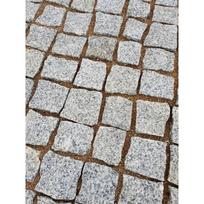 Trinkelės granito pilkos skeltos ~10x10x5 cm, 1000 kg