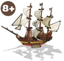 Lavinamoji ir smulkiosios motorikos įgūdžius lavinanti medinė 3D dėlionė LIVMAN BZQ-058 su autentišku piratų laivo "Juodasis perlas" dizainu ir 126 detalėmis rinkinyje