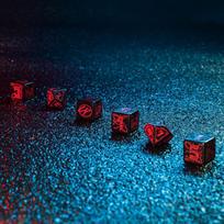 Cyberpunk RED Essential kauliukų rinkinys juodos ir raudonos spalvos