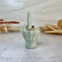 Žiedo laikiklis vidurinis pirštas, vidurinio piršto statulos dekoras, indas su žiedų laikikliais, vyriškų žiedų laikiklis, sužadėtuvių žiedo laikiklis, vestuvinio žiedo laikiklis žalia