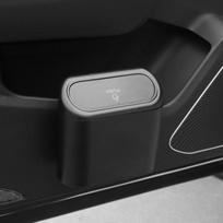 Universalus tvarkyklės automobilio atverčiamas šiukšliadėžės pakabinamas transporto priemonės šiukšlių dėklas, laikymo dėžutė juoda ABS kvadratinė presavimo šiukšliadėžė 15.5cm×14cm×6.5cm juoda