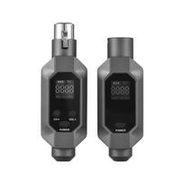 Mikrofonas prijungtas prie belaidžio XLR siųstuvo ir imtuvo UHF belaidė mikrofono sistema garso maišytuvui tamsiai pilka spalva