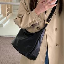 Women's Bag Retro Messenger Bag Korean Version of The Tote Bag Wild Large-capacity Shoulder Bag 30cm*10cm*22cm juoda