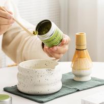 2 vienetų Matcha dubenėlio arbata su šluotelės laikikliu lygaus paviršiaus, rankų darbo keramika balta