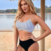 Moteriškas trikampis suskirstytas bikinio komplektas, kaklaraištis, šoninis maudymosi kostiumėlis su G-stygelėmis, dryžuotas paplūdimio dirželis, vientisos spalvos kelnės S juoda