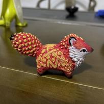 Namų statulos ir skulptūros Dervos lapės figūrėlės gyvūno skulptūra, skirta patalpų dekoravimui lauke